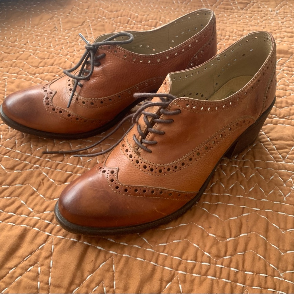 Beautiful Leather Oxford Heels - Like New!